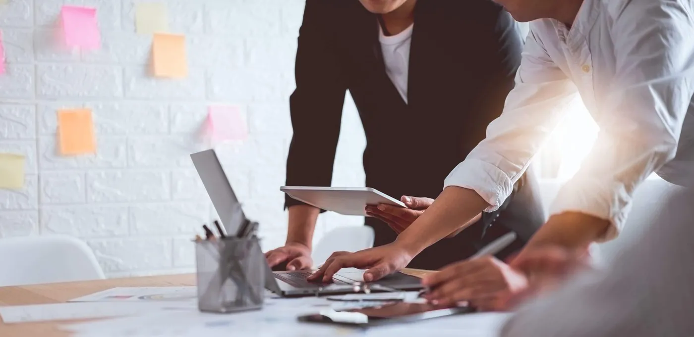 Consultants Aptilis travaillant avec une équipe